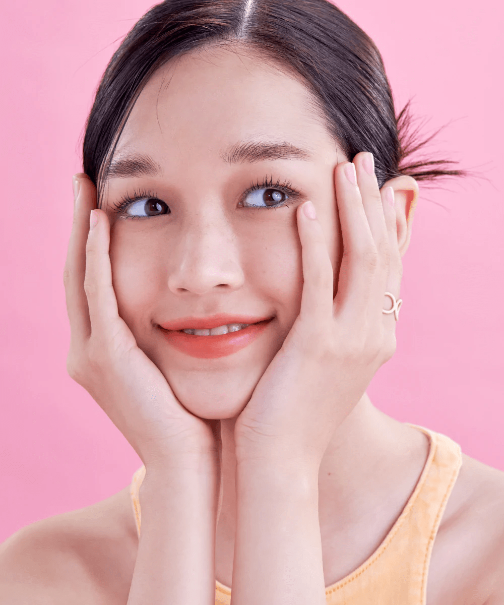 Tocobo powder cream lip balm 033 carrot cake model hands skincare-kbeauty-glowtime-Tocobo powder cream lip balm 033 carrot cake