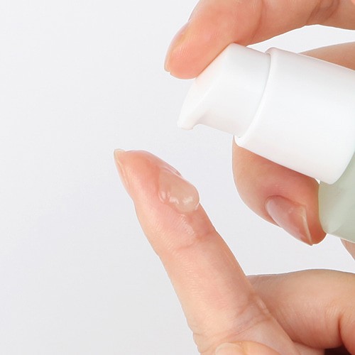 No.7 Mild Green Soothing Serum finger skincare-kbeauty-glowtime-numbuzin no 7 mild green soothing serum