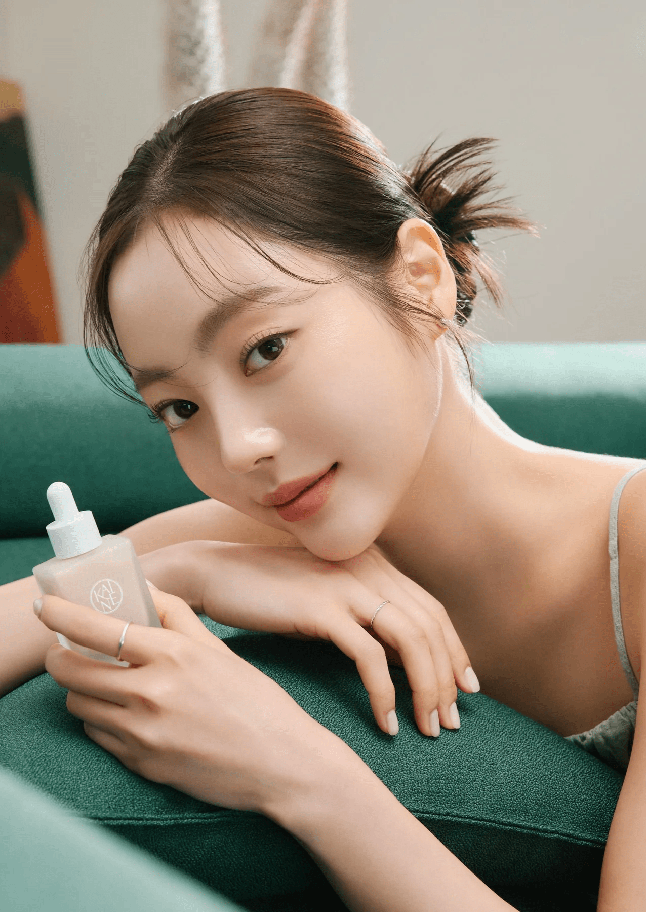 model skincare-kbeauty-glowtime-kaine chaga collagen charging serum