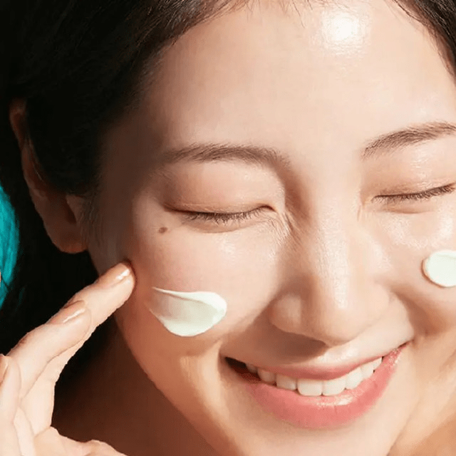 DR_JART_every_sun_day_moisturising_sun model skincare-kbeauty-glowtime-dr jart + every sun day moisturizing sun